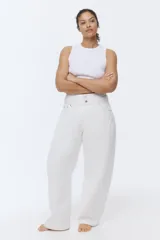 Musculosa de punto acanalado de algodón, color blanco, de corte entallado con escote redondo y sisas ribeteadas.
