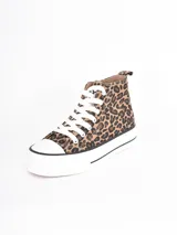 Zapatilla de caña alta con plataforma, confeccionada en lona con estampado animal print de leopardo. Cuenta con cordones blancos, puntera de goma blanca y suela de plataforma con detalle de línea negra.