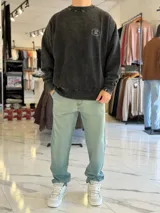 Buzo oversize de cuello redondo en color marrón con efecto gastado, con gran estampado en la espalda de estrellas y el texto VCP CNPT.