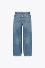 Jeans de tiro alto con diseño de cinco bolsillos, trabillas para cinturón y cierre frontal con cremallera y botón metálico.