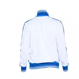 Campera deportiva Umbro del Club Nacional de Football, color blanca con detalles en azul y rojo en el cuello alto, los puños, el ruedo y las mangas. Cuenta con cierre frontal completo, bolsillos laterales y el escudo del club junto con el logo de la marca bordados en el frente.