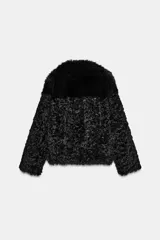 Abrigo corto de Zara Woman Collection con cuello de solapa y manga larga. Presenta una combinación de texturas con aplicación de pelo sintético y diseño de efecto rizado en mangas y bordes. Cuenta con forro interior y cierre frontal mediante ganchos metálicos.