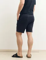 Bermuda de corte clásico en color gris oscuro, con cintura elástica y cordón ajustable.
