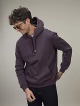 Buzo tipo hoodie de color celeste, confeccionado en tejido fleece, con capucha ajustable mediante cordones y bolsillo frontal tipo canguro.