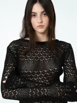 Vestido largo de crochet negro con mangas largas acampanadas y cinturón.