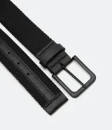 Cinturón masculino negro texturizado de poliéster y elastano, con hebilla cuadrada metálica y detalles en poliuretano.