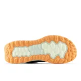 Championes de trail running New Balance Fresh Foam Garoé, color negro con detalles en naranja y blanco.