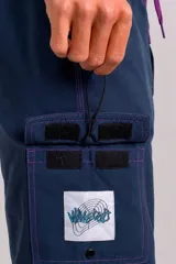 Short de baño O'Neill modelo Sideswipe, color azul petroleo con costuras y cordón ajustable en violeta. Cuenta con bolsillos laterales tipo cargo y paneles laterales en contraste.