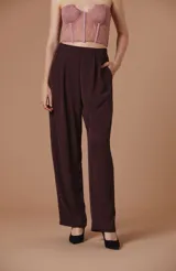 Pantalón de vestir color bordó, de corte amplio y fluido con cintura elástica y pinzas frontales. Presenta un diseño de pernera recta y bolsillos laterales.