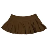 Pollera mini de tiro bajo color marrón, con diseño plisado y detalles de cordones laterales con ojales metálicos. Presenta una banda de piel sintética removible en la cintura.