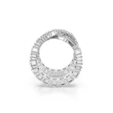 Anillo plateado con forma de infinito, adornado con circonitas transparentes.