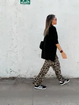 Pantalón palazzo con estampado animal print.