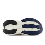 Championes de running New Balance Fresh Foam More V5 para mujer, color rosa claro con detalles en naranja y azul marino.