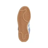 Championes Adidas Campus 00S de gamuza color lila con las tres tiras clásicas de Adidas en blanco y suela de goma color caramelo.