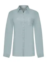 Blusa de lino orgánico con cuello camisero, cierre frontal de botones, manga larga con puños y bolsillo aplicado en el pecho.