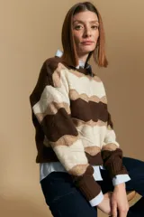 Sweater de tejido tramado con diseño de bloques ondulados en tonos tierra. Presenta cuello redondo, mangas largas y un calce relajado.