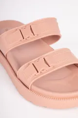 Sandalias abiertas color verde claro, con dos tiras anchas con diseño en relieve y plataforma de 4cm.