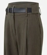 Pantalón recto de tiro medio con textura espina de pez, confeccionado en tejido de poliéster y viscosa. Presenta cintura con trabillas, bolsillos laterales y cierre frontal. Incluye cinturón de poliuretano a juego.