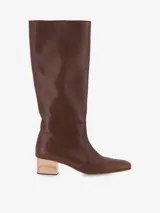Bota de caña alta confeccionada en cuero vacuno marrón, con punta redonda, suela de cuero y taco cuadrado de madera de color claro.