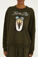 Buzo verde militar de cuello redondo y manga larga, con estampa frontal de un tucán con lentes de sol y el texto "Farm Rio".