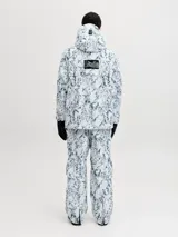 Campera anorak de ski técnica impermeable y cortaviento con capucha ajustable. Presenta un diseño tipo canguro con bolsillo frontal con cierre y solapa con velcro, ventilación bajo los brazos y puños ajustables. Confeccionada en tejido resistente con estampado marmolado.