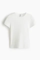 Remera blanca de manga corta, cuello redondo y corte entallado.