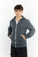 Campera gris plomo con cierre frontal, cuello alto y logo bordado en el pecho.