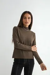 Polera de tejido de punto fino color marrón, con cuello alto y mangas largas, de corte recto y ajuste cómodo.