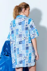 Túnica corta de algodón con estampado de motivos marinos en tonos azules y blancos.