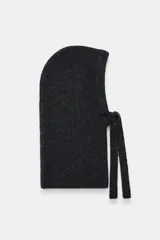 Capucha de punto canalé en color gris oscuro, con diseño envolvente y cierre frontal ajustable mediante lazada a tono.