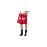 Short rojo de estilo bóxer con cintura elástica, botones frontales decorativos y estampa con texto en blanco.