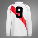 Camiseta de fútbol Adidas de manga larga de River Plate, modelo retro inspirado en 1994. Diseño en color blanco con la tradicional banda roja diagonal, cuello polo, y detalles en rojo en los hombros y las icónicas tres tiras en las mangas.