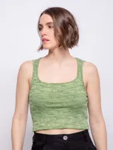 Top verde de tejido de punto, sin mangas y con escote cuadrado.