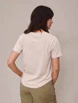 Remera blanca de algodón con cuello en V y logo bordado en el pecho.