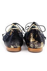 Zapatos tipo blucher de terciopelo de seda con diseño rayado en negro y oro. Presentan una abertura central ajustable con cordones, ribetes en contraste y detalles en piel con acabado de pitón multicolor en la puntera y el talón. Cuentan con suela de cuero e interior forrado en piel.