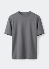 Camiseta básica de manga corta y cuello redondo, confeccionada en algodón de alta calidad con un ajuste cómodo y versátil.