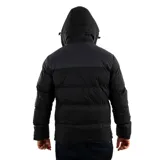 Campera puffer Diadora color verde oscuro con capucha y cierre frontal con botones a presión.