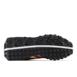 Championes New Balance modelo XC-72, color naranja y blanco, con suela de goma negra con textura.