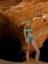 Top de bikini rojo con textura acanalada, estilo aro con copas y breteles regulables.