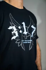 Remera negra de algodón elastizado con estampa frontal en color blanco que incluye el número 3:17, alas y tipografía gótica.