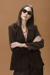 Blazer sastrero color chocolate, de corte recto y diseño relajado. Presenta solapa clásica, cierre frontal con botón y bolsillos delanteros con solapa.