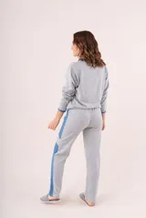 Conjunto de pijama color beige, compuesto por un buzo de manga larga con cuello redondo y un pantalón largo con cintura elástica.