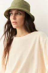 Buzo celeste cropped de manga larga con puños y cordones ajustables en la cintura.