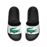 Ojotas Lacoste Serve Slide, con base negra y banda blanca con logo de cocodrilo verde.