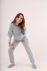 Conjunto de pijama color beige, compuesto por un buzo de manga larga con cuello redondo y un pantalón largo con cintura elástica.
