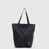 Tote bag de diseño minimalista en color negro, confeccionada en material sintético ligero con acabado mate y costuras horizontales acolchadas. Cuenta con doble asa larga para llevar al hombro y un pequeño parche con el logo de la marca en la parte inferior.