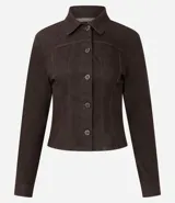 Campera de sarga color marrón chocolate, con diseño entallado, cuello con solapa, cierre frontal con botones y costuras estructuradas visibles.