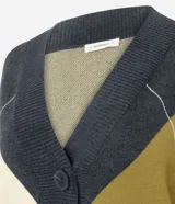 Cardigan de punto con diseño geométrico de rombos en tonos gris, verde oliva y crema. Presenta escote en V, cierre frontal con botones y mangas largas con puños acanalados.