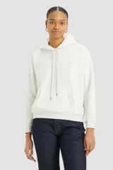 Buzo hoodie color gris jaspeado de Levi's, corte holgado, con capucha ajustable con cordón, bolsillo tipo canguro y logo bordado en el pecho.