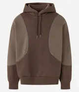 Saco cerrado con capucha, color marrón con recortes contrastantes en un tono más claro de marrón. Confeccionado en algodón y poliéster, tiene cordón para ajustar la capucha, bolsillos tipo canguro y manga larga.